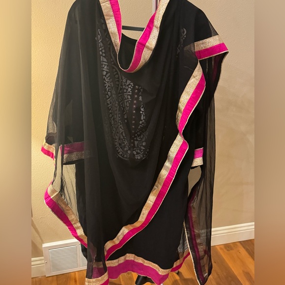 Pure georgette kurta with Pink and Gold Trim &soft net dupatta - Picture 3 of 13